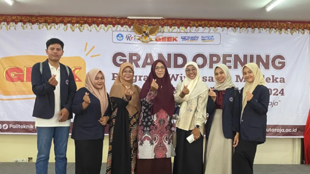 Mahasiswa akafarma mengikuti kegiatan program WMK di Politeknik kutaraja